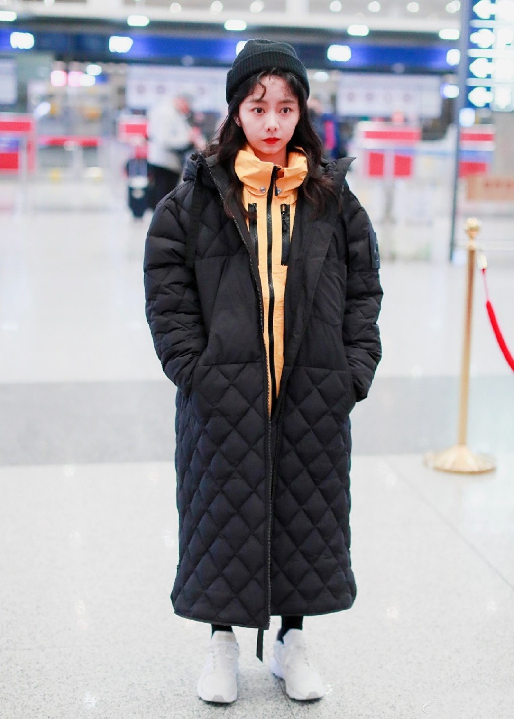 谭松韵认真过冬，黑色棉衣裹到脚踝，配卷发针织帽变呆萌少女