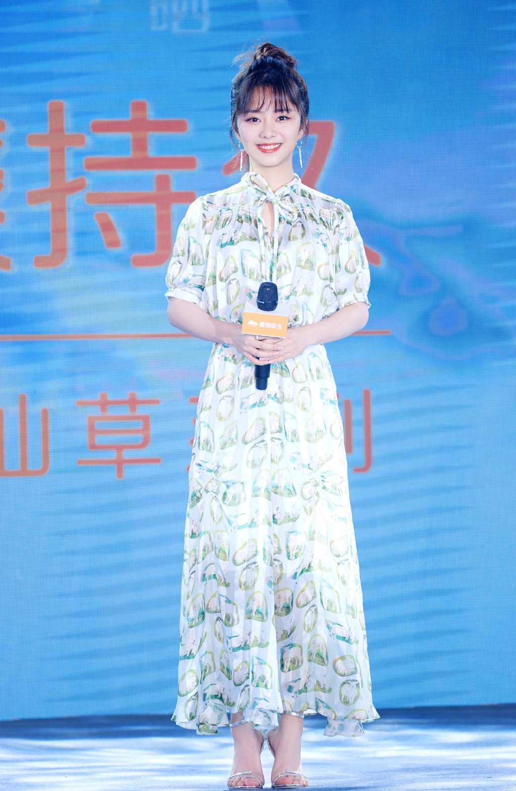 谭松韵认真过冬，黑色棉衣裹到脚踝，配卷发针织帽变呆萌少女