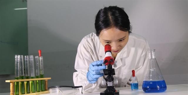 科学仪器出手鉴定 杜绝奢侈品以次充好
