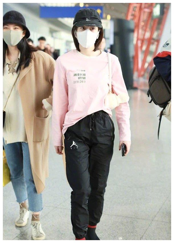 张雪迎这双不用穿袜子的运动鞋火了,远看就像没穿鞋,太潮了吧