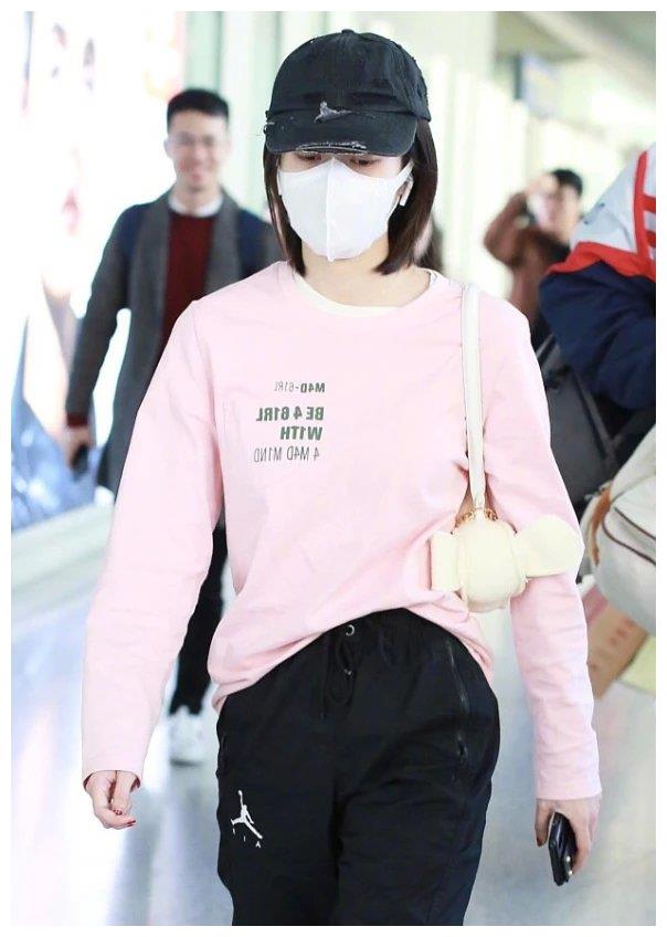 张雪迎这双不用穿袜子的运动鞋火了,远看就像没穿鞋,太潮了吧