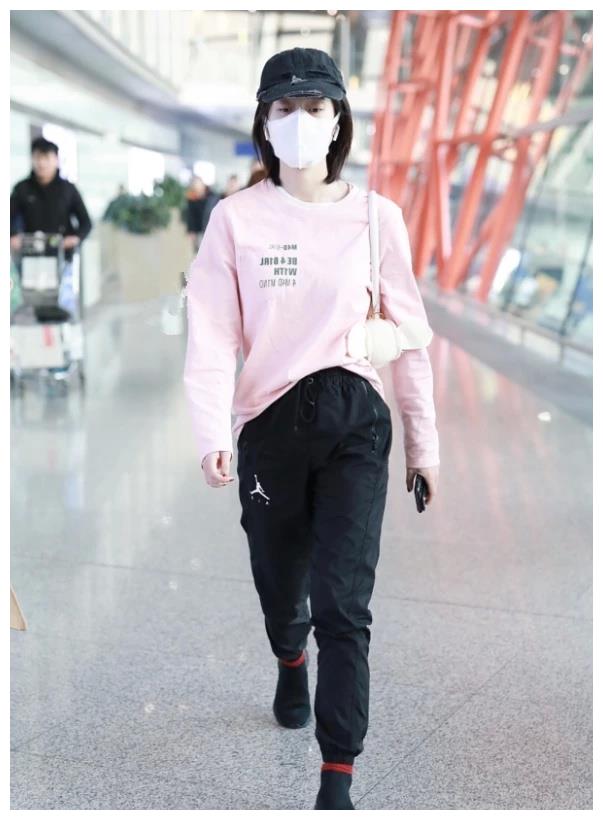 张雪迎这双不用穿袜子的运动鞋火了,远看就像没穿鞋,太潮了吧