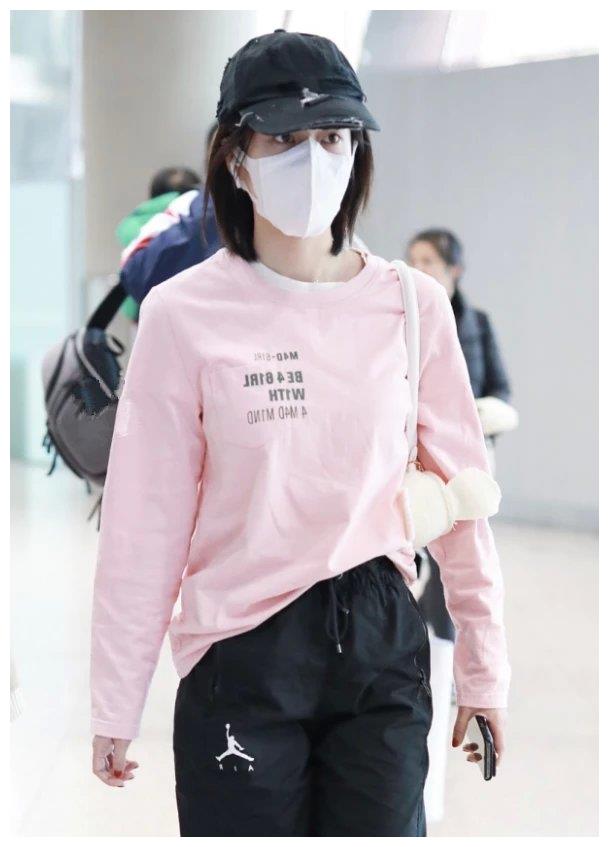 张雪迎这双不用穿袜子的运动鞋火了,远看就像没穿鞋,太潮了吧