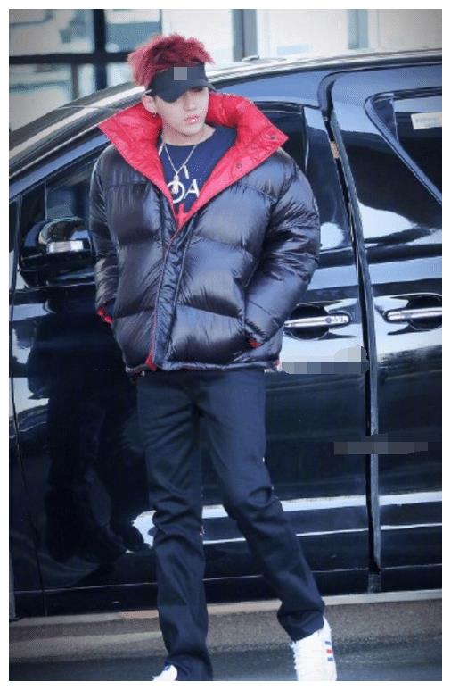 吴亦凡新造型一言难尽！剪“锅盖头”不够，还系幼儿园时期的领带