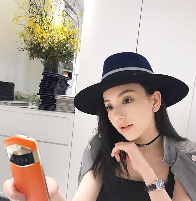 参观郭富城在香港的豪宅，给老婆买了满桌子化妆品，太让人羡慕了