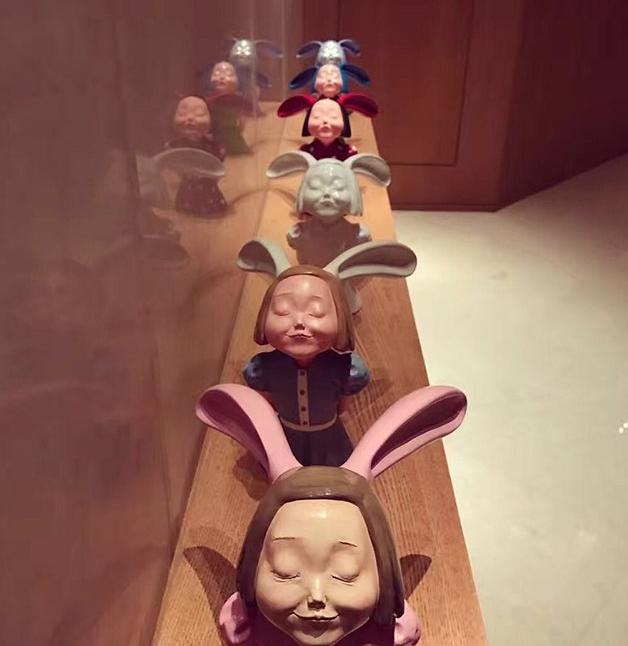 参观郭富城在香港的豪宅，给老婆买了满桌子化妆品，太让人羡慕了