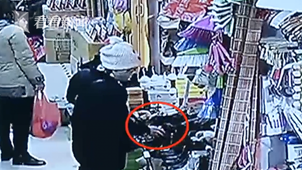 视频｜偷来的鞋尺码不合适 女子