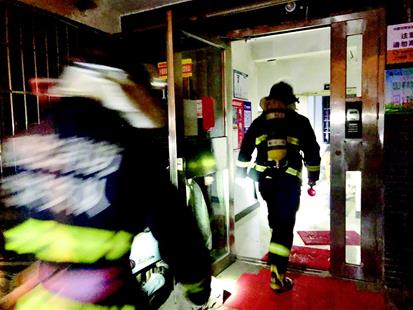 18层高楼电缆井发生火灾浓烟滚滚 消防员让出氧气面罩救出70余人