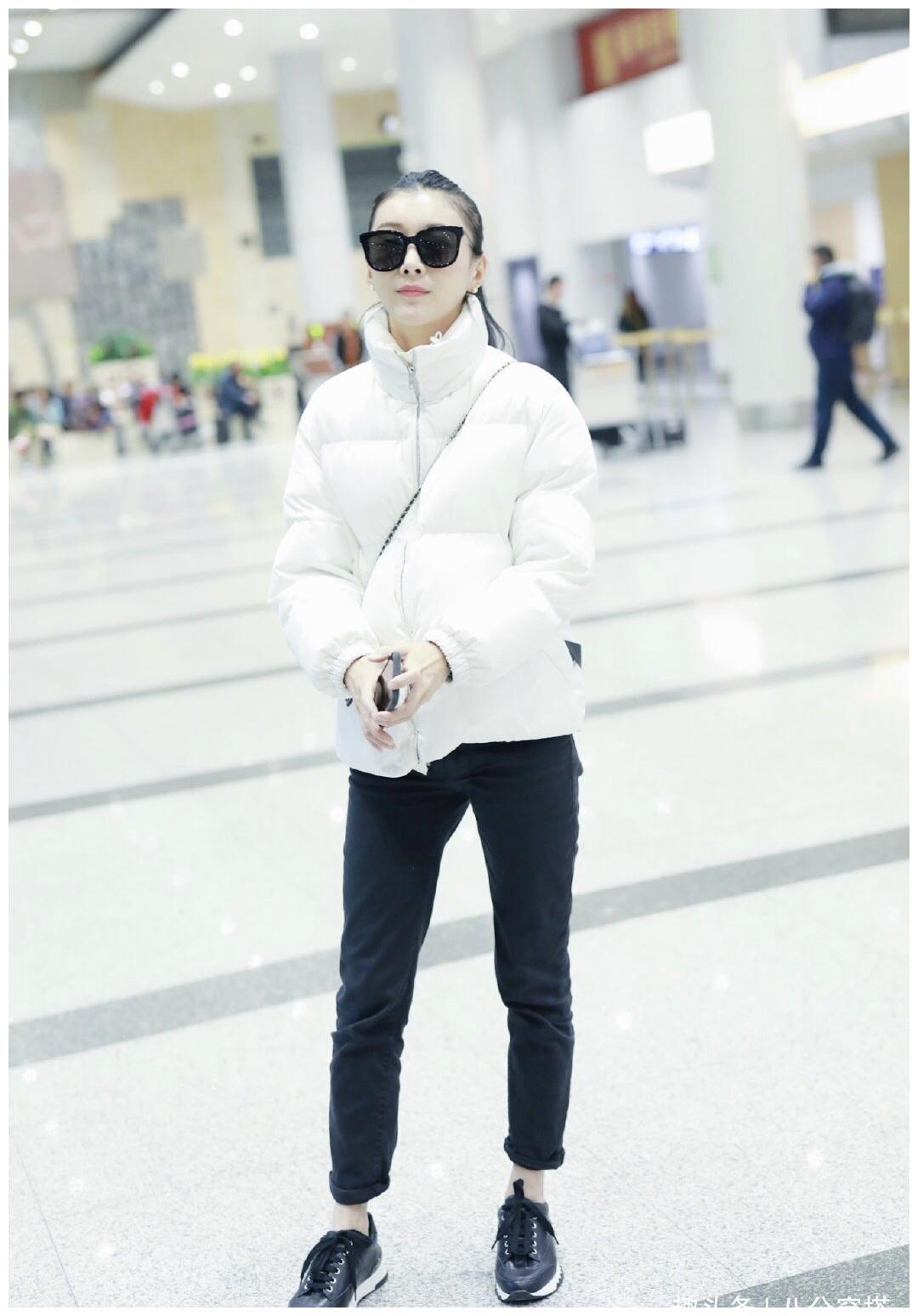 孙佳奇穿搭太任性!穿玫红色卫衣,红色袜子外穿,竟然还挺潮流