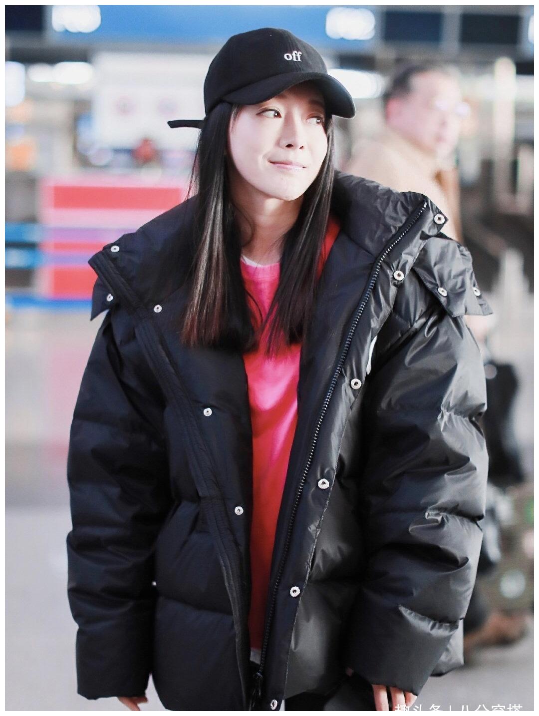 孙佳奇穿搭太任性!穿玫红色卫衣,红色袜子外穿,竟然还挺潮流