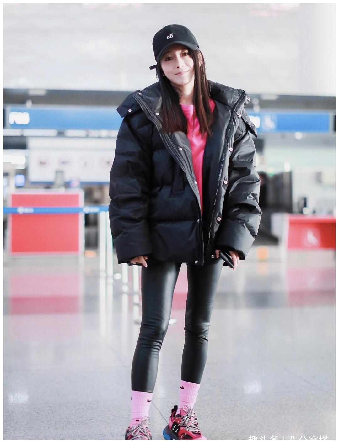 孙佳奇穿搭太任性!穿玫红色卫衣,红色袜子外穿,竟然还挺潮流