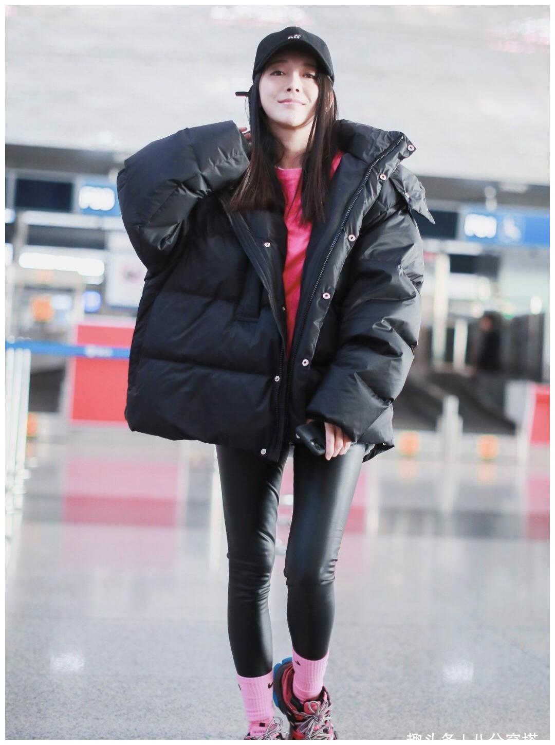 孙佳奇穿搭太任性!穿玫红色卫衣,红色袜子外穿,竟然还挺潮流