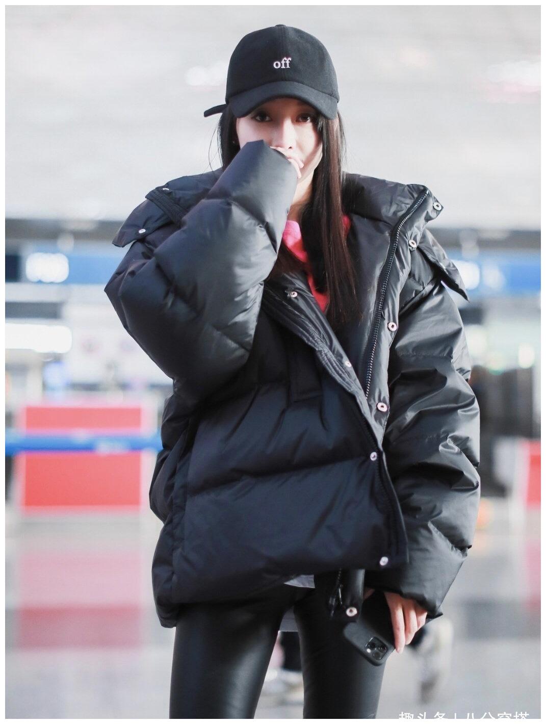 孙佳奇穿搭太任性!穿玫红色卫衣,红色袜子外穿,竟然还挺潮流