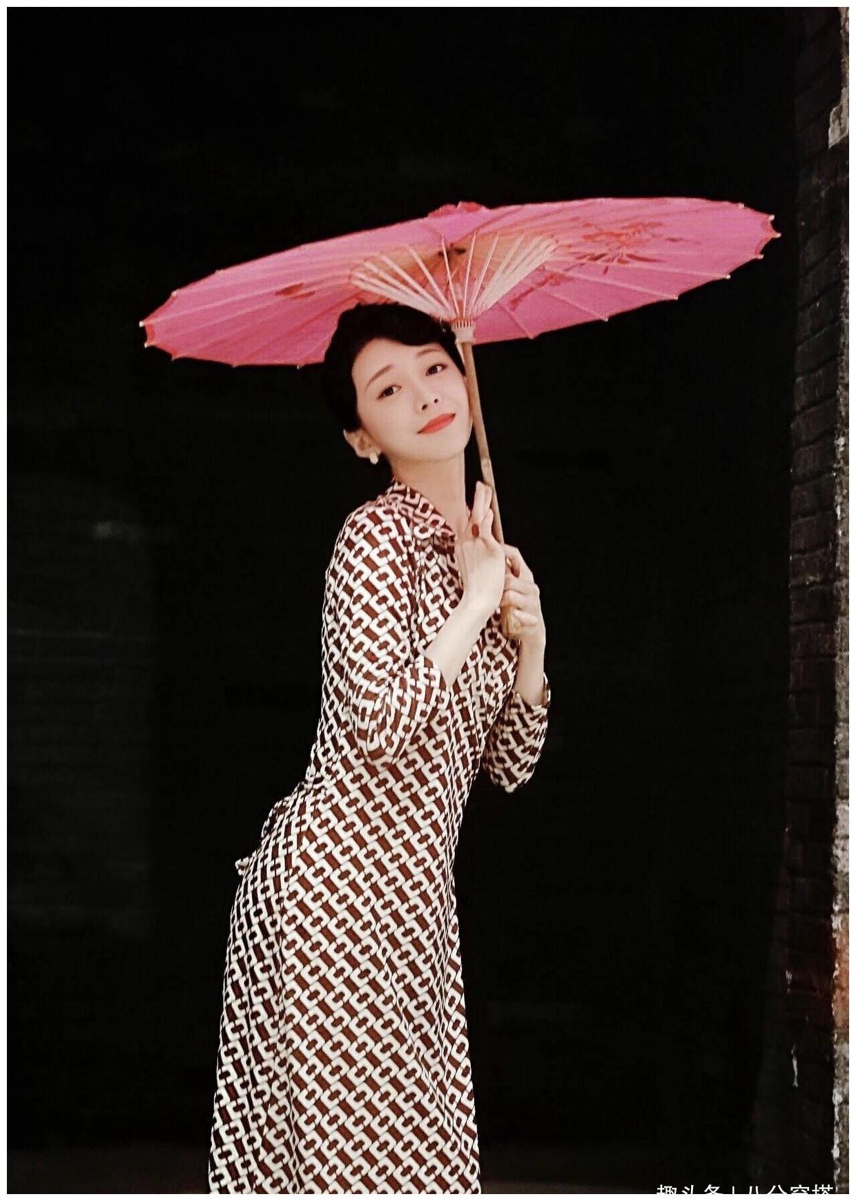 孙佳奇穿搭太任性!穿玫红色卫衣,红色袜子外穿,竟然还挺潮流