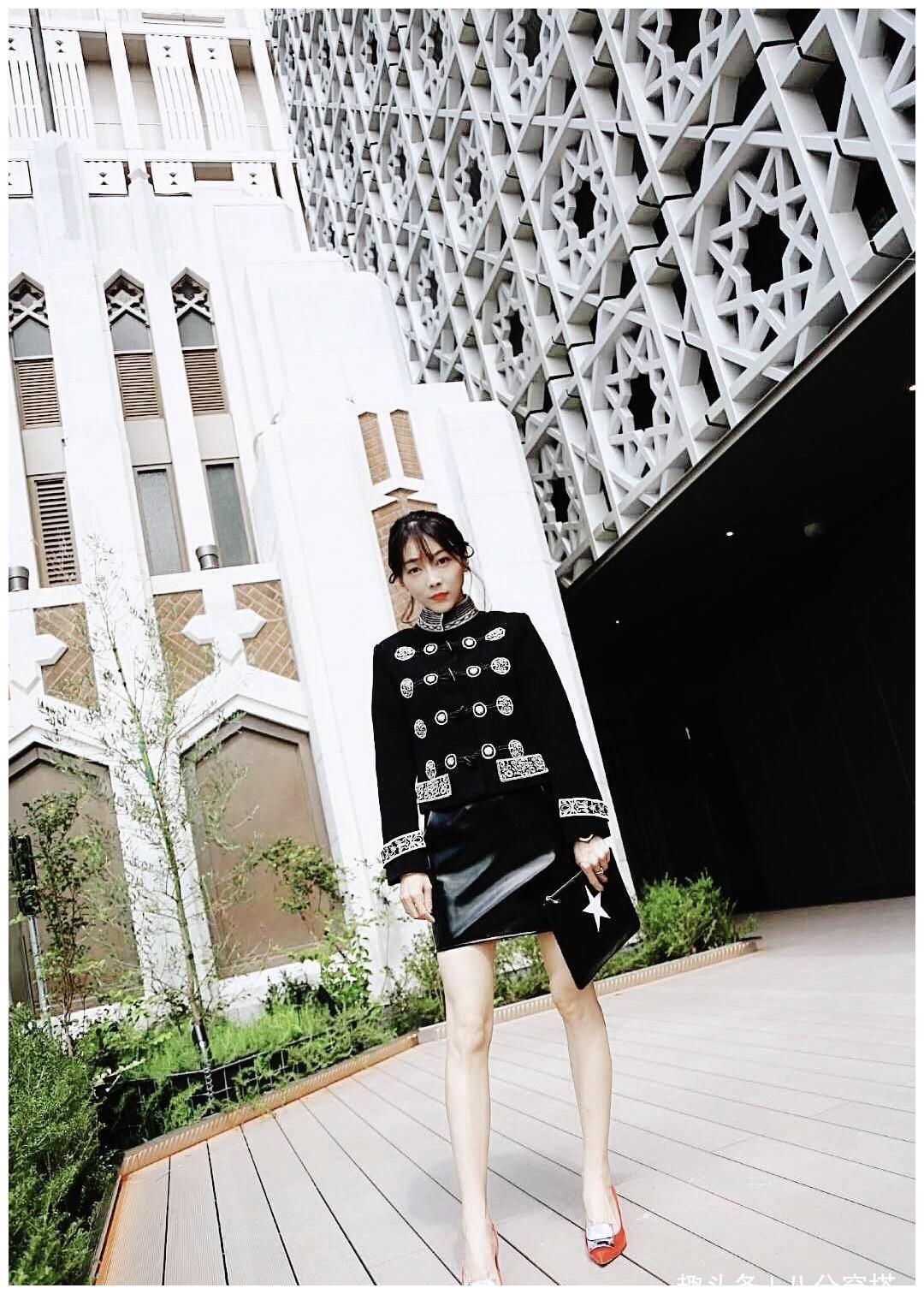 孙佳奇穿搭太任性!穿玫红色卫衣,红色袜子外穿,竟然还挺潮流