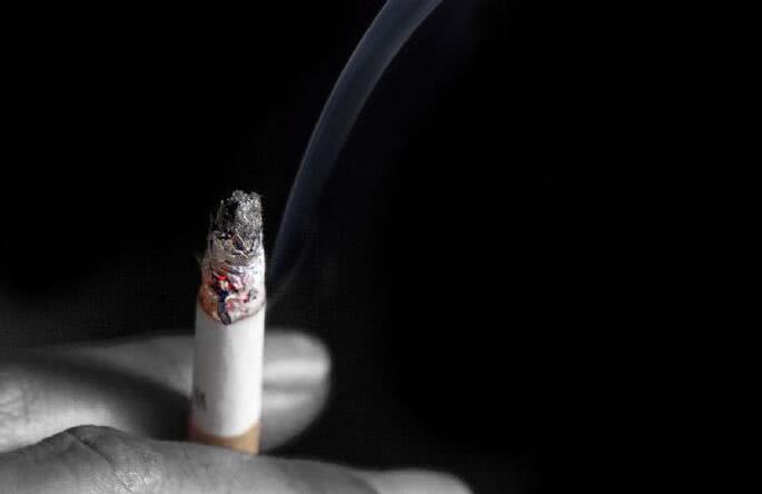 抽烟毁的并非只是自己，更影响孩子，二手烟三手烟危害知多少？