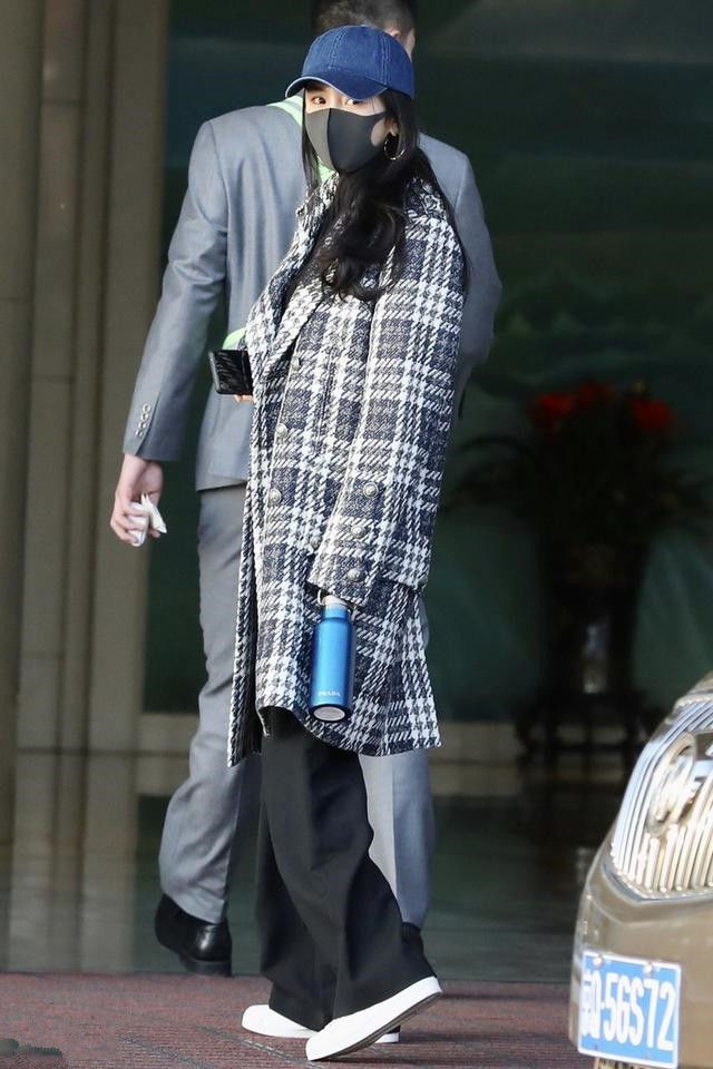 杨幂穿羽绒服还能露腿？耳朵链条抢镜，同框李宇春却暴露皮肤状态