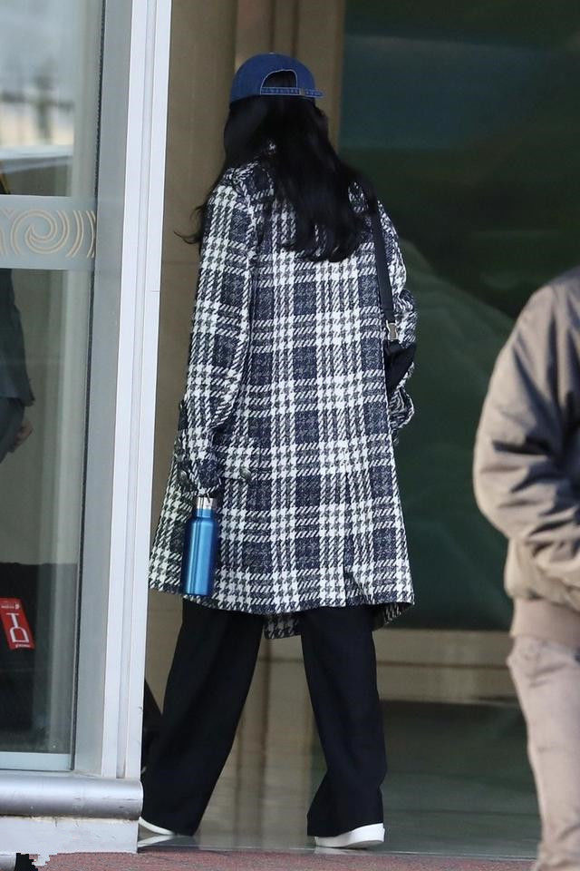 杨幂穿羽绒服还能露腿？耳朵链条抢镜，同框李宇春却暴露皮肤状态