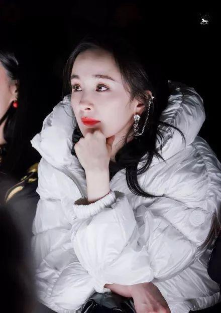 杨幂穿羽绒服还能露腿？耳朵链条抢镜，同框李宇春却暴露皮肤状态
