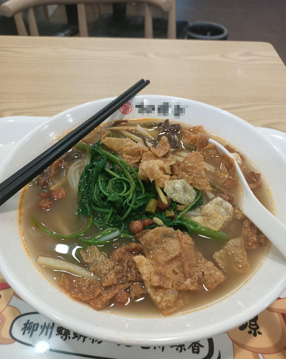 螺蛳粉凭什么成为广西最出名的特产？深圳一条街有7家店生意火爆