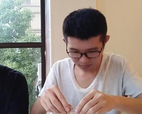 当我们把一块压缩饼干放进锅里煮半小时，会发生什么？