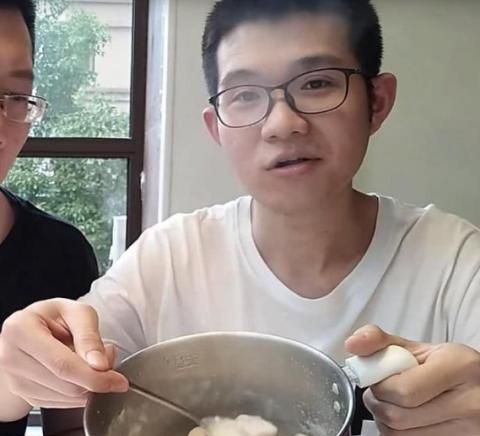 当我们把一块压缩饼干放进锅里煮半小时，会发生什么？