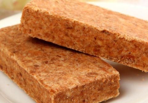 当我们把一块压缩饼干放进锅里煮半小时，会发生什么？