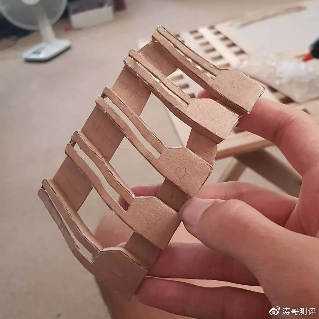 用硬纸板做的1/1钢铁侠盔甲还能发光？这位小哥简直神了！