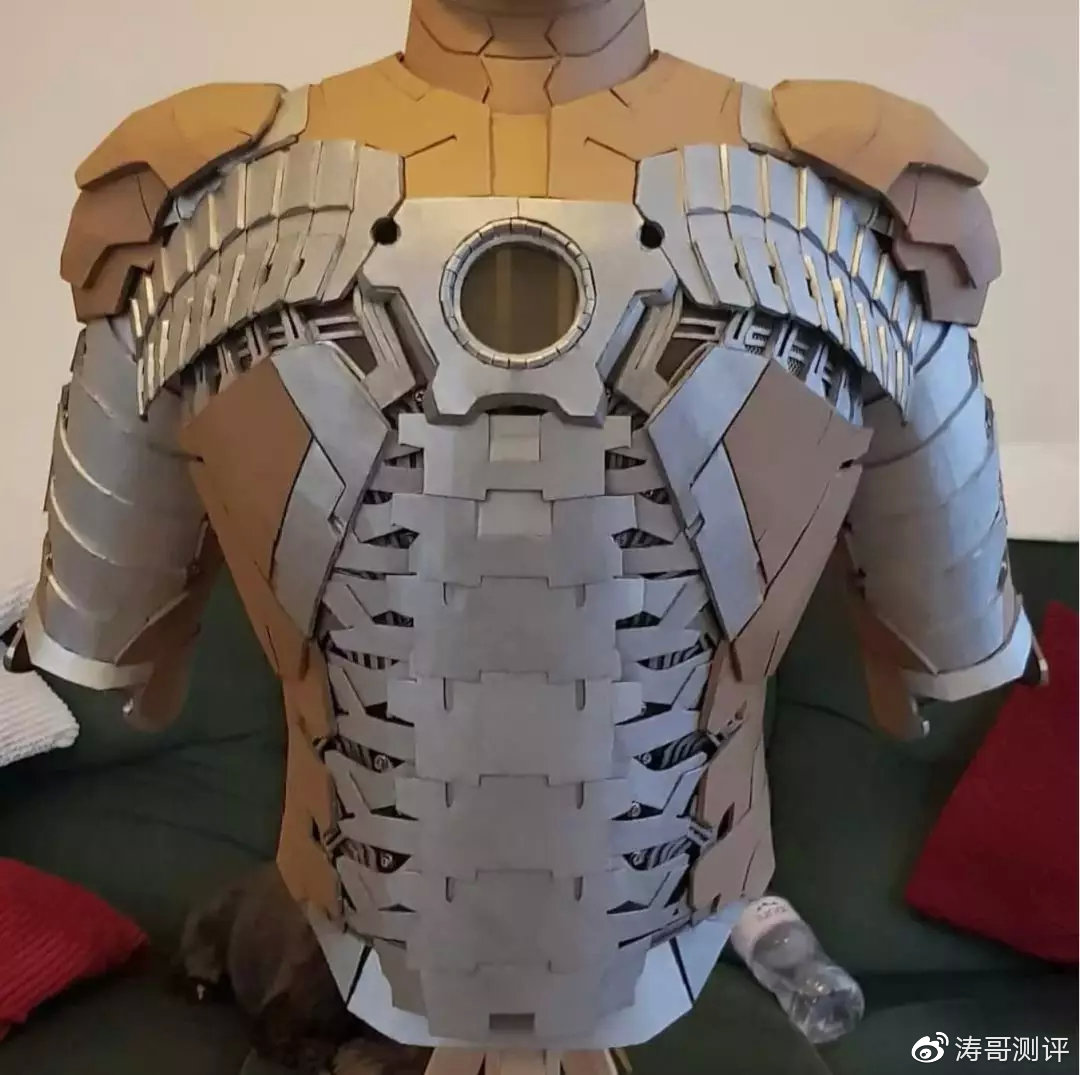 用硬纸板做的1/1钢铁侠盔甲还能发光？这位小哥简直神了！