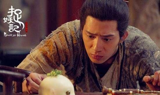 出生28天被父母抛弃，靠奶奶捡废品养大，如今他是身家过亿的明星