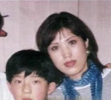出生28天被父母抛弃，靠奶奶捡废品养大，如今他是身家过亿的明星