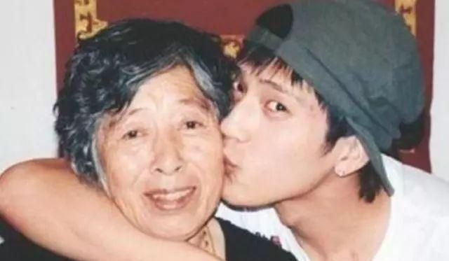 出生28天被父母抛弃，靠奶奶捡废品养大，如今他是身家过亿的明星
