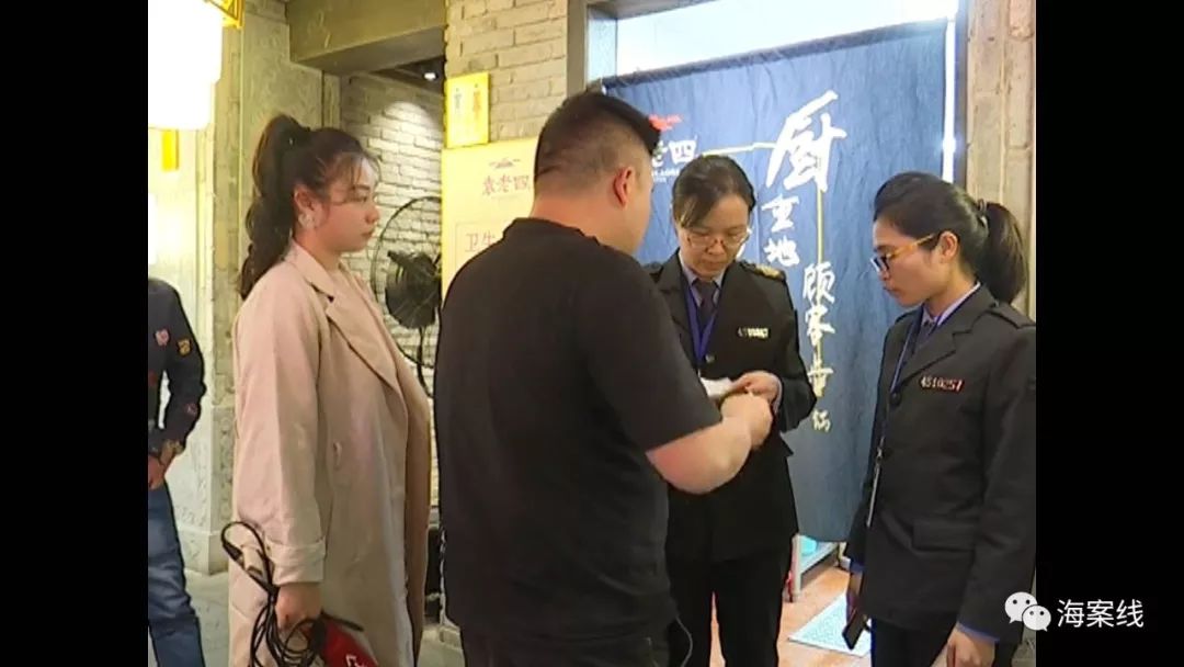 南宁一火锅店肉里吃出塑胶碎片，经理：“我给你跪下好不好？”