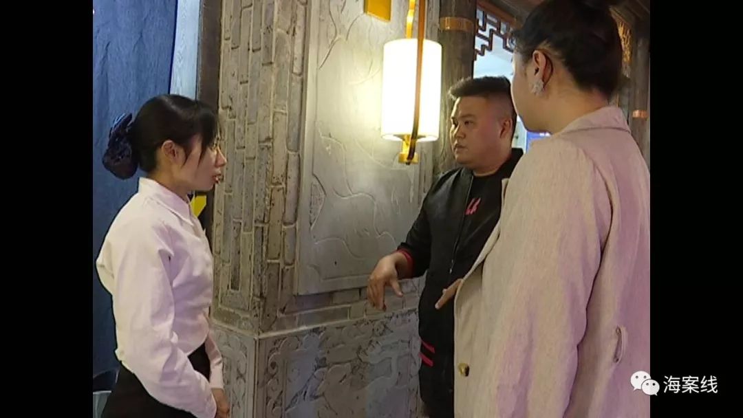 南宁一火锅店肉里吃出塑胶碎片，经理：“我给你跪下好不好？”