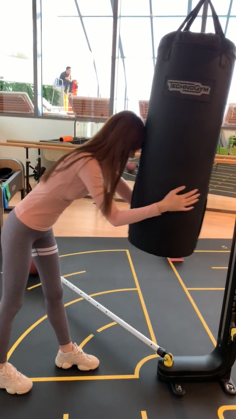 老实说妹子没练错，是器材错了