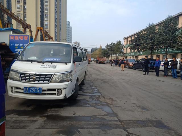 51岁女子钢材城被压身亡 事发公司：早上开工发现钢材下有人