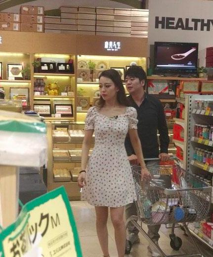 偶遇郎朗夫妇购物，郎朗不怕手受伤主动推车，吉娜选购生活用品