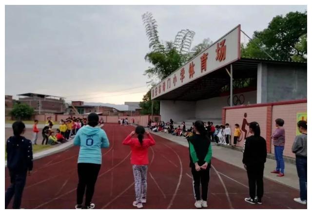 诗山热心乡贤出资，诗门小学塑胶跑道重建