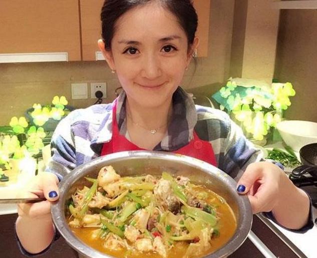 参观张杰和谢娜的小家，厨房做个钢铁墙太聪明了，油污一擦就干净