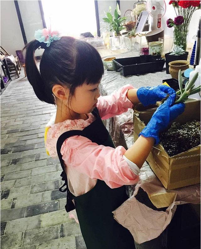 晒晒主持人李锐的家，女儿在家学钢琴和插花，从小就要富养女儿