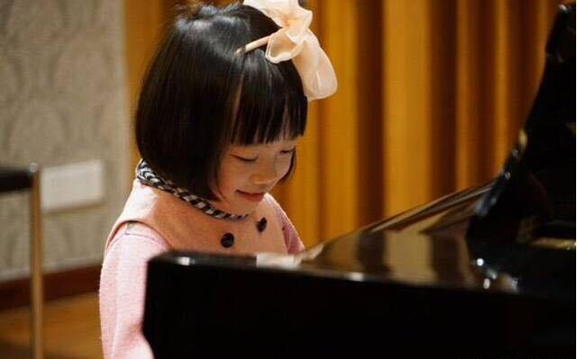 晒晒主持人李锐的家，女儿在家学钢琴和插花，从小就要富养女儿