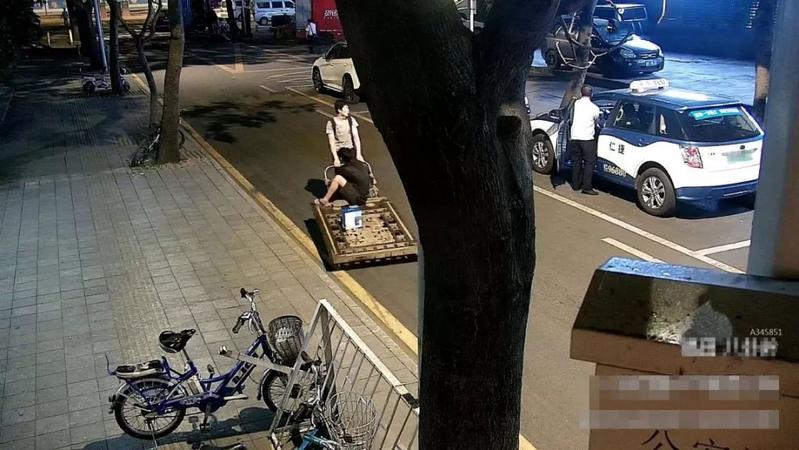 上万元铝门竟当废品变卖