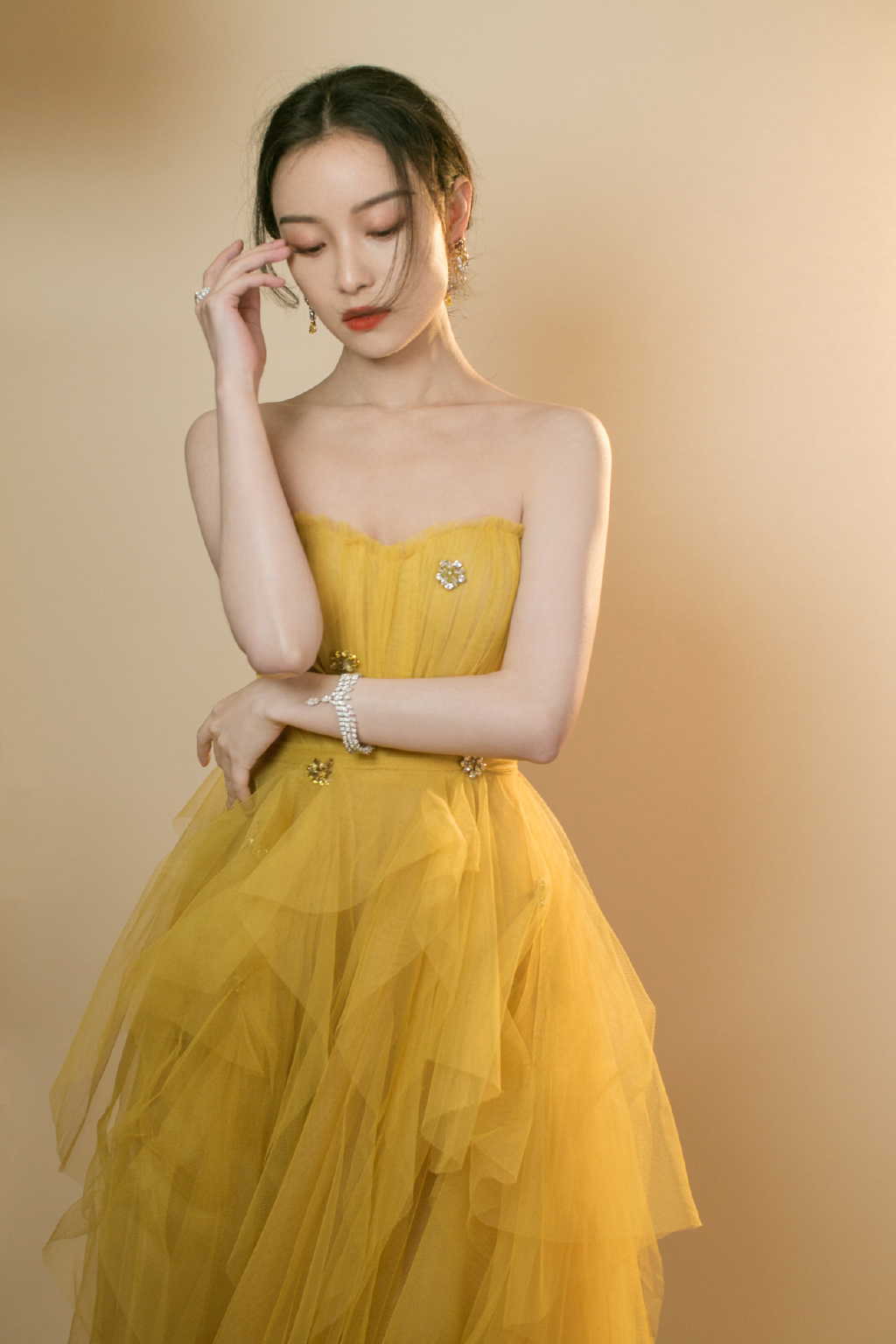 倪妮最近也太会穿了吧！黄色抹胸纱裙超显嫩，金属链条裙秀小蛮腰