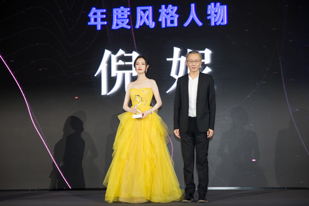 倪妮最近也太会穿了吧！黄色抹胸纱裙超显嫩，金属链条裙秀小蛮腰