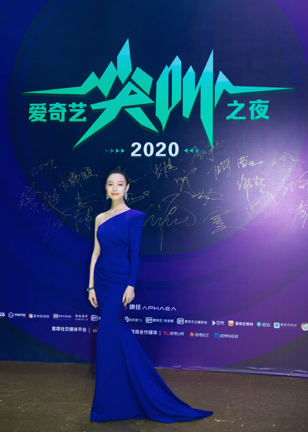 倪妮最近也太会穿了吧！黄色抹胸纱裙超显嫩，金属链条裙秀小蛮腰