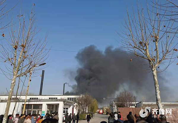 突发！聊城开发区一塑胶制品公司车间设备起火，未造成人员伤亡