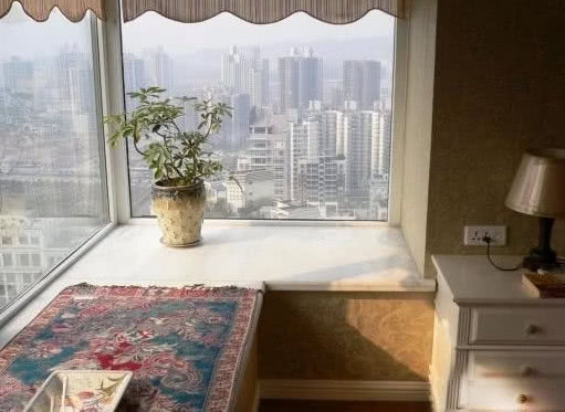 头一次见飘窗用这种材料装修，太聪明了，比铺大理石好看多了