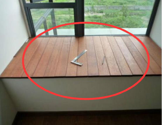 头一次见飘窗用这种材料装修，太聪明了，比铺大理石好看多了