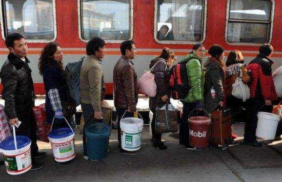 年底很多民工开始返乡，路上大家都爱拎个涂料桶，为啥？答案来了