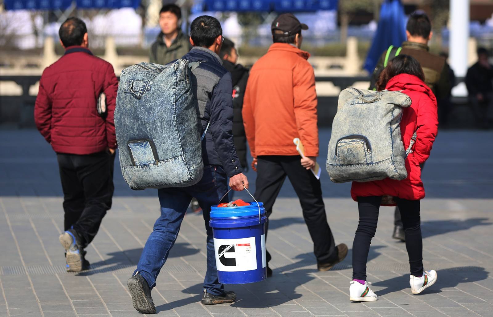 年底很多民工开始返乡，路上大家都爱拎个涂料桶，为啥？答案来了